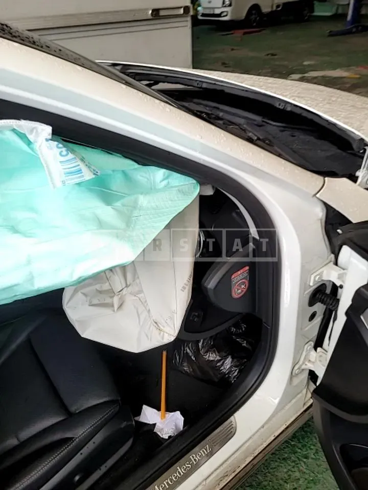 Photo 2 of 17: 2018 Mercedes-Benz C220 d, VIN WDDWF0EBXJR330525 — Korean insurance auction