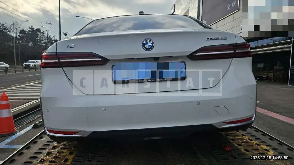 Photo 2 of 40: 2025 BMW i5 eDrive40 — Korean insurance auction