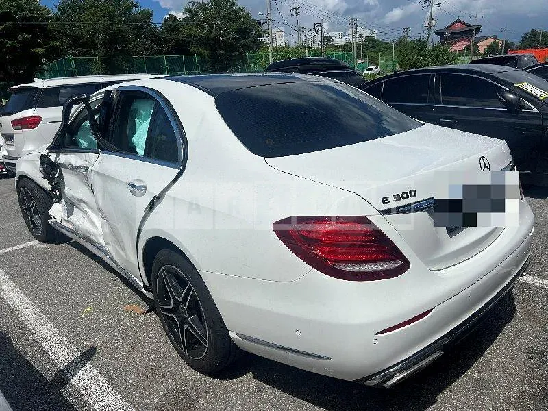 Photo 2 of 13: 2019 Mercedes-Benz E300 4Matic — Korean insurance auction