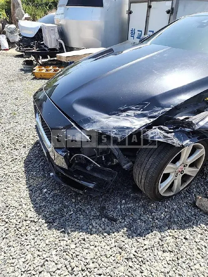 Photo 2 of 20: 2016 Jaguar XE 2.0d — Korean insurance auction