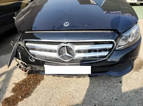 Photo 2 of 25: 2019 Mercedes-Benz E 300 4Matic, VIN WDDZF4KB7KA558409 — Korean insurance auction