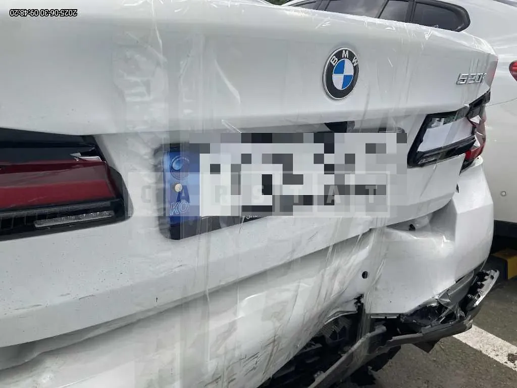 Photo 2 of 14: 2023 BMW 520i — Korean insurance auction