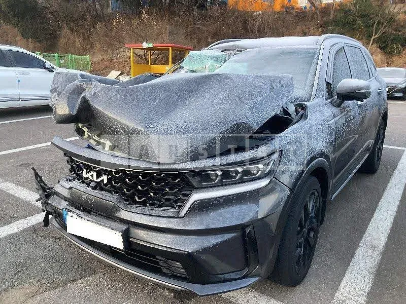 Photo 2 of 35: 2023 Kia Sorento, VIN KNARH81BHPA228464 — Korean insurance auction