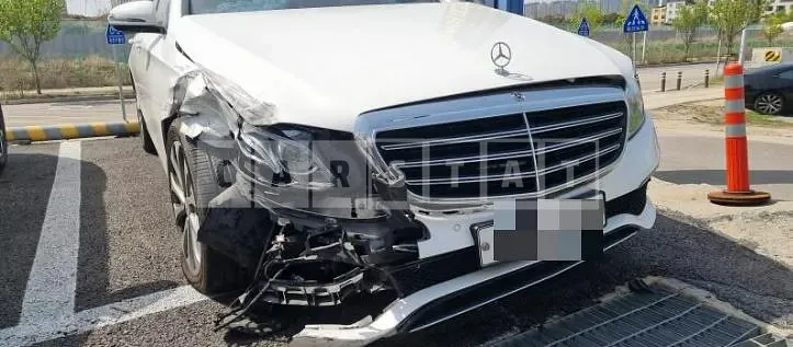 Photo 2 of 15: 2017 Mercedes-Benz E220d — Korean insurance auction
