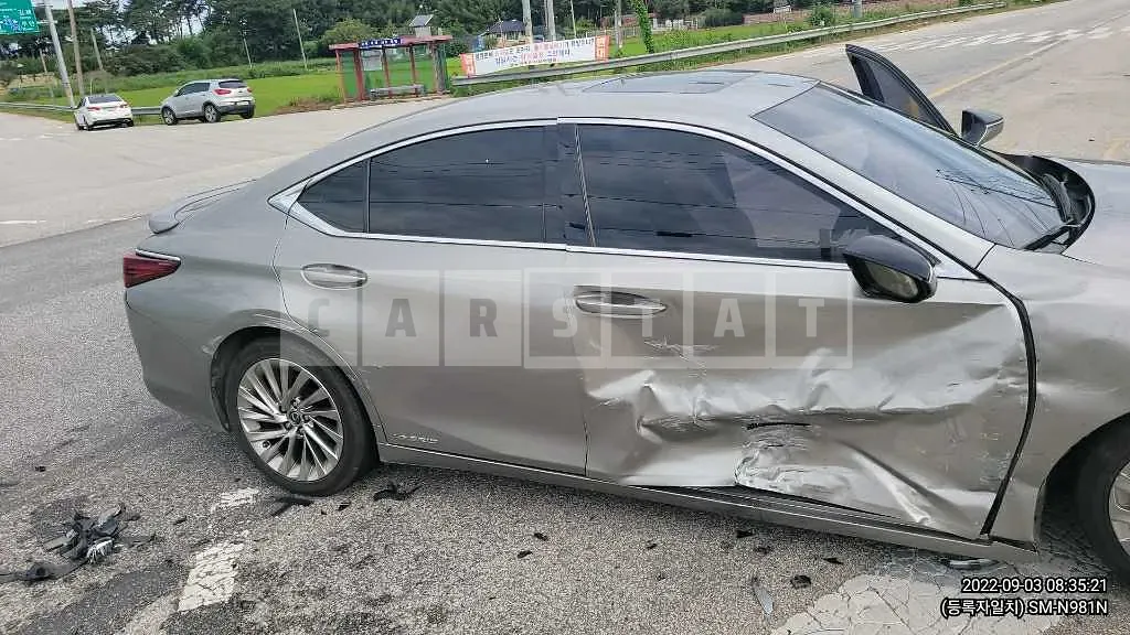 Photo 3 of 3: 2019 Lexus ES300h, VIN JTHB21B15K2017848 — Korean insurance auction