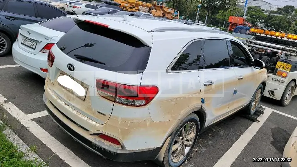 Photo 2 of 6: 2017 Kia Sorento, VIN KNAPH81ABHA271746 — Korean insurance auction
