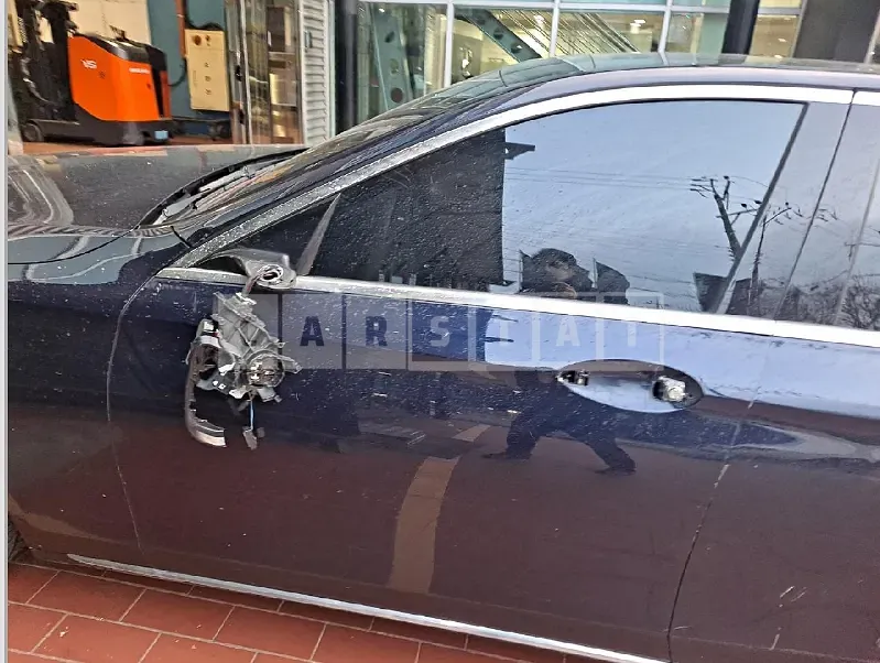 Photo 2 of 14: 2019 Mercedes-Benz E 300, VIN WDDZF4JB2KA695033 — Korean insurance auction
