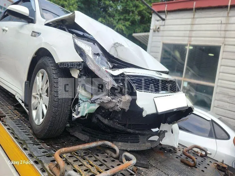 Photo 2 of 44: 2017 Kia K5, VIN KNAGU416BJA211350 — Korean insurance auction
