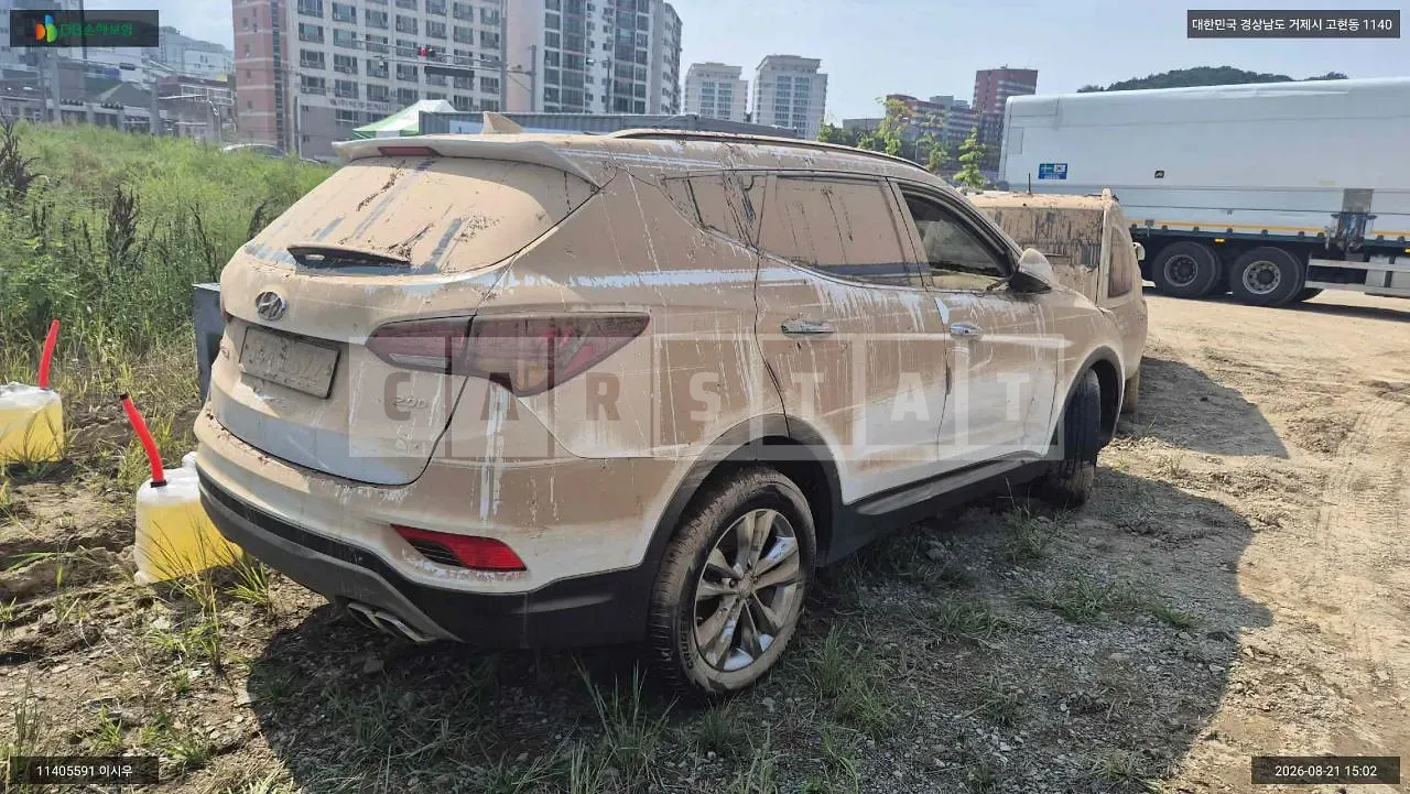 Photo 2 of 4: 2017 Hyundai Santa Fe, VIN KMHSW81UBJU844681 — Korean insurance auction