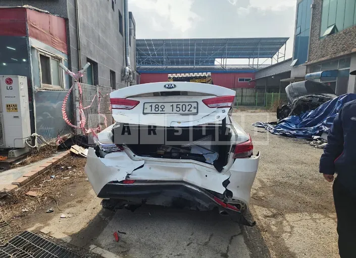 Photo 2 of 8: 2017 Kia K5, VIN KNAGX411BHA138121 — Korean insurance auction