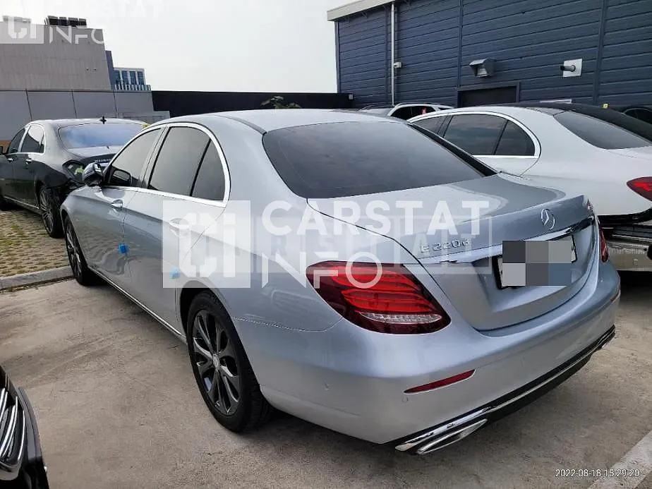 Photo 2 of 11: 2017 Mercedes-Benz E220d 4Matic, VIN WDDZF0FB2HA189227 — Korean insurance auction