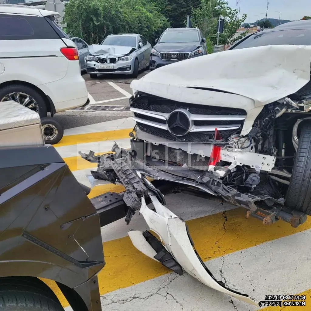 Photo 2 of 17: 2018 Mercedes-Benz C 200, VIN WDDWF4CB3JF642195 — Korean insurance auction