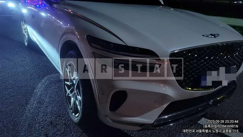 Photo 2 of 10: 2023 Genesis GV70 AWD — Korean insurance auction