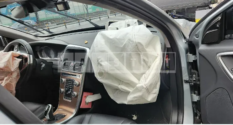 Photo 2 of 7: 2017 Volvo XC60 D3, VIN YV1DZARBDH2054049 — Korean insurance auction