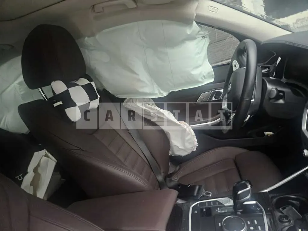 Photo 2 of 33: 2022 BMW 320i — Korean insurance auction