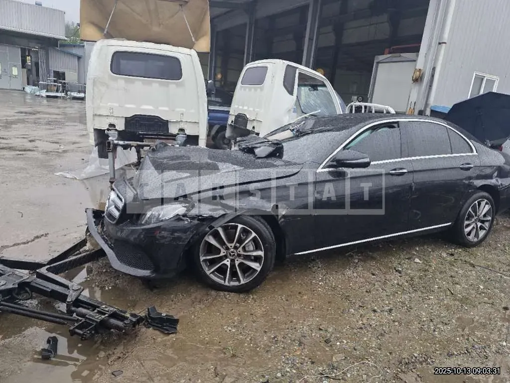 Photo 2 of 32: 2018 Mercedes-Benz E300 4Matic — Korean insurance auction