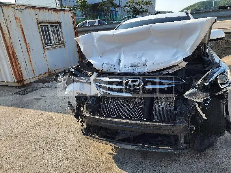 Photo 2 of 11: 2016 Hyundai Santa Fe, VIN KMHSW81UBGU700005 — Korean insurance auction