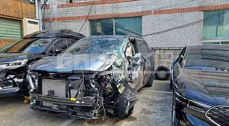 Photo 2 of 21: 2023 Kia Carnival 2.2, VIN KNANE81BBPS334427 — Korean insurance auction