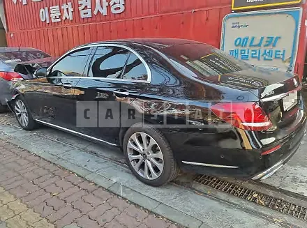 Photo 2 of 10: 2020 Mercedes-Benz E 300 4Matic, VIN W1KZF4KB6LA808806 — Korean insurance auction