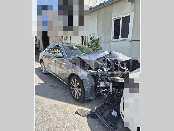 Photo 3 of 3: 2018 Mercedes-Benz E220 d 4Matic — Korean insurance auction