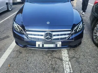 Photo 1 of 3: 2018 Mercedes-Benz E200, VIN WDDZF4CB5JA444065 — Korean insurance auction