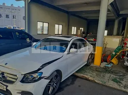 Photo 2 of 9: 2019 Mercedes-Benz E 300, VIN WDDZF4JB2KA546685 — Korean insurance auction
