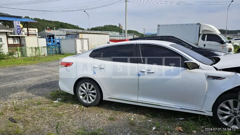 Photo 2 of 8: 2018 Kia K5 — Korean insurance auction