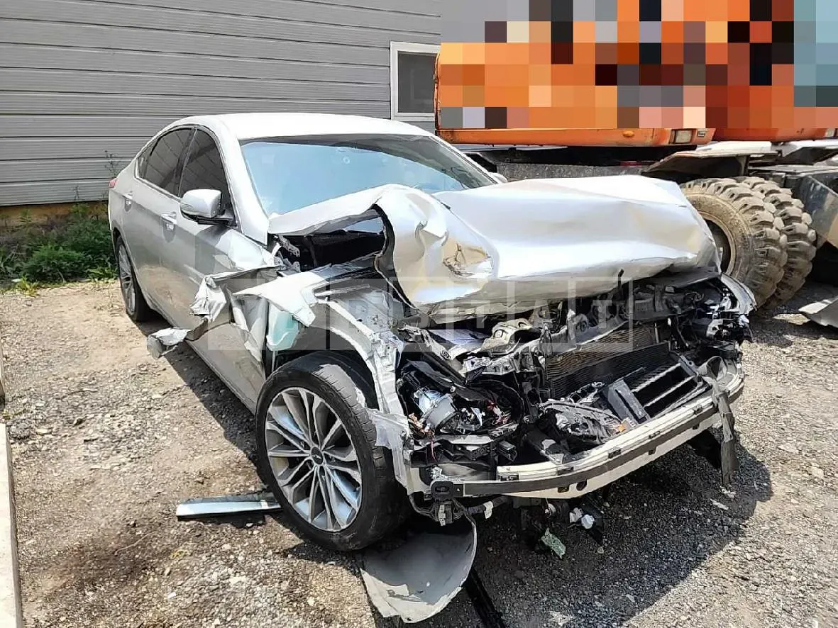 Photo 2 of 21: 2016 Genesis 3.3 — Korean insurance auction