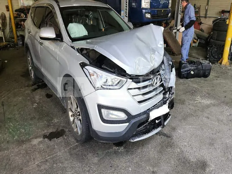 Photo 2 of 10: 2015 Hyundai Santa Fe, VIN KMHSW81UBFU483212 — Korean insurance auction