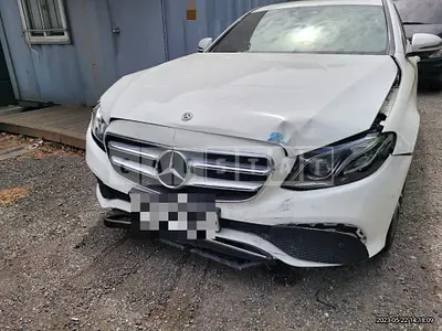 Photo 1 of 16: 2019 Mercedes-Benz E300 4Matic, VIN WDDZF4KB1KA658828 — Korean insurance auction