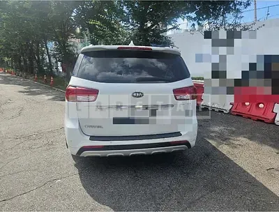 Photo 1 of 10: 2015 Kia Carnivals — Korean insurance auction