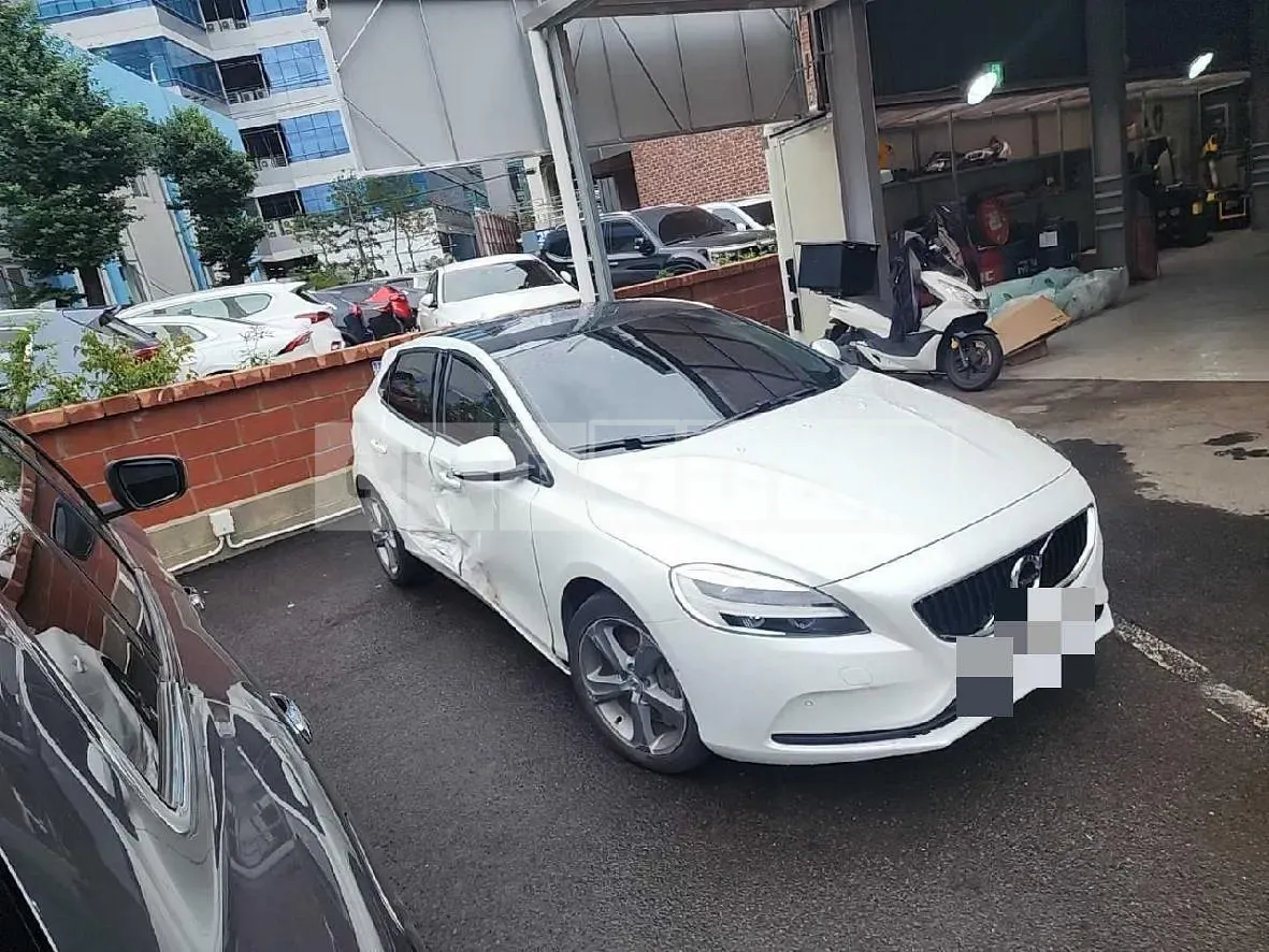 Photo 2 of 5: 2017 Volvo V40D3, VIN YV1MV79K0J2463729 — Korean insurance auction