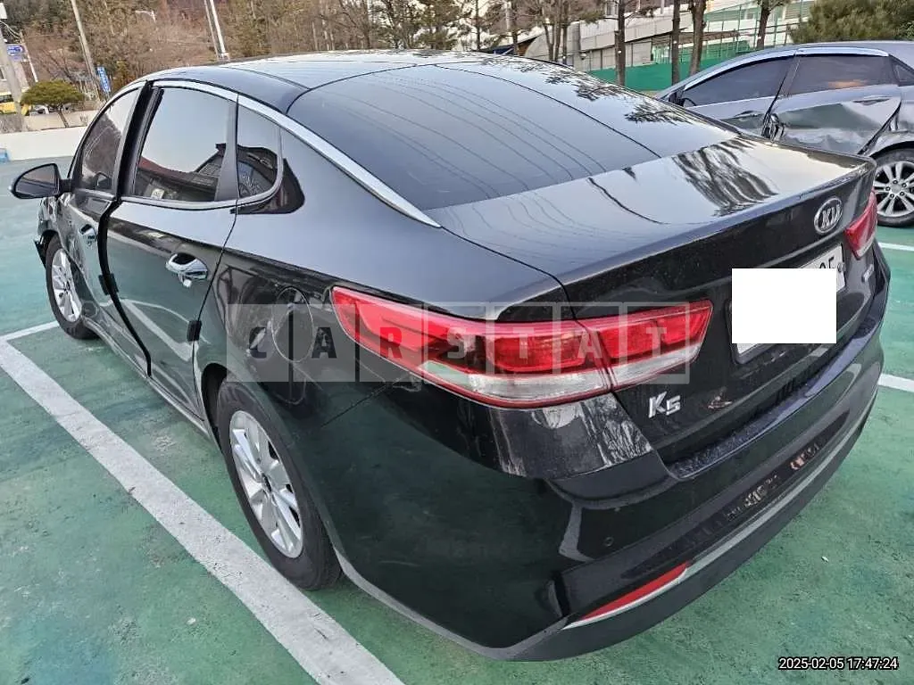 Photo 2 of 10: 2018 Kia K5 — Korean insurance auction