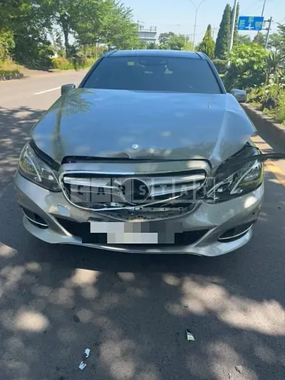 Photo 1 of 9: 2015 Mercedes-Benz E300 4Matic — Korean insurance auction