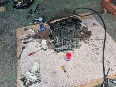 Photo 1 of 2: 2018 Kia Engine Sorento Engine Block, Head, VIN VCEW140EE00315712 — Korean insurance auction