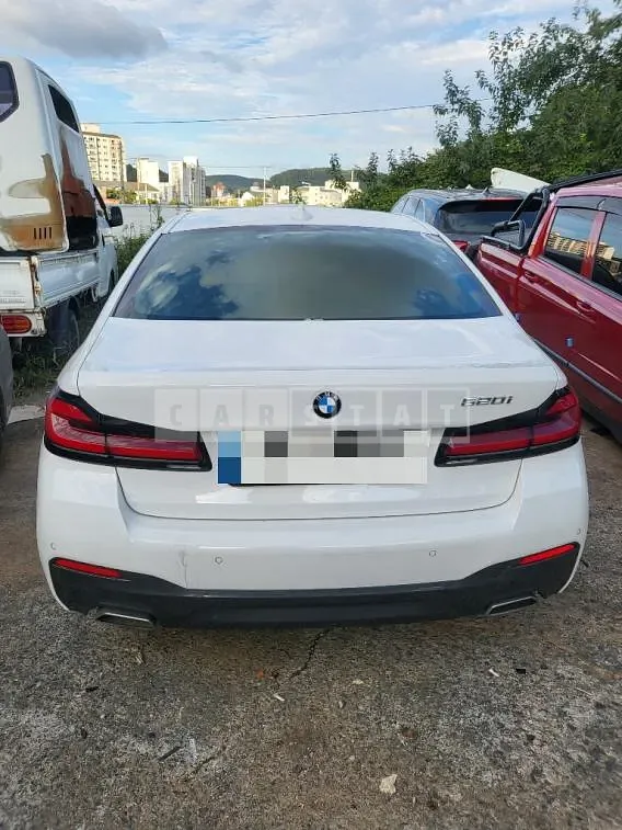 Photo 2 of 6: 2022 BMW 520i — Korean insurance auction