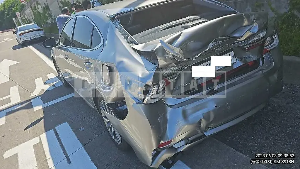 Photo 2 of 8: 2018 Lexus ES300h, VIN JTHBW1GGXJ2179698 — Korean insurance auction