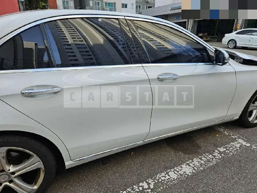 Photo 2 of 13: 2017 Mercedes-Benz E220 d 4Matic, VIN WDDZF0FB1HA195732 — Korean insurance auction