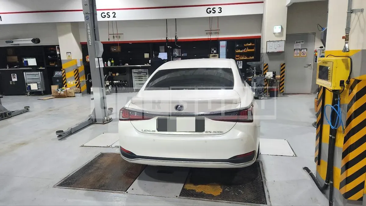 Photo 2 of 5: 2020 Lexus ES300h, VIN JTHBA1C11M2000548 — Korean insurance auction