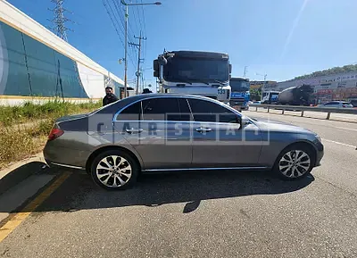 Photo 1 of 21: 2019 Mercedes-Benz E220d 4Matic, VIN WDDZF0FB8KA693434 — Korean insurance auction