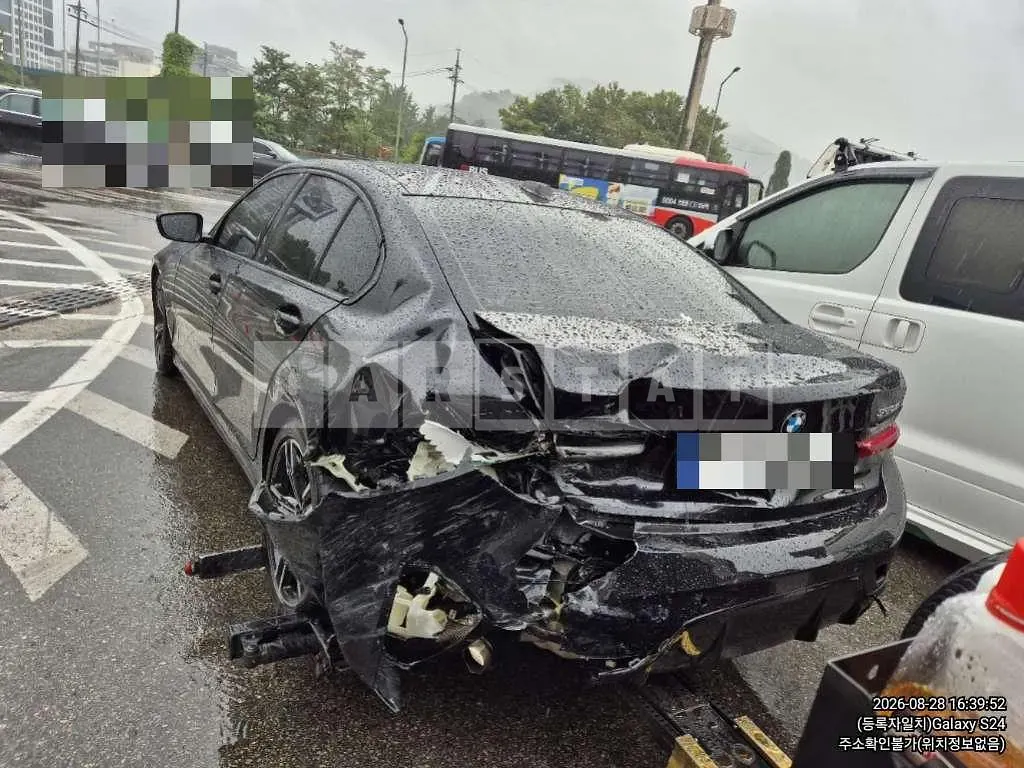 Photo 2 of 9: 2025 BMW 320i — Korean insurance auction