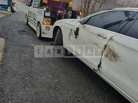 Photo 2 of 5: 2019 Mercedes-Benz E 300 4Matic, VIN WDDZF4KB3KA691474 — Korean insurance auction