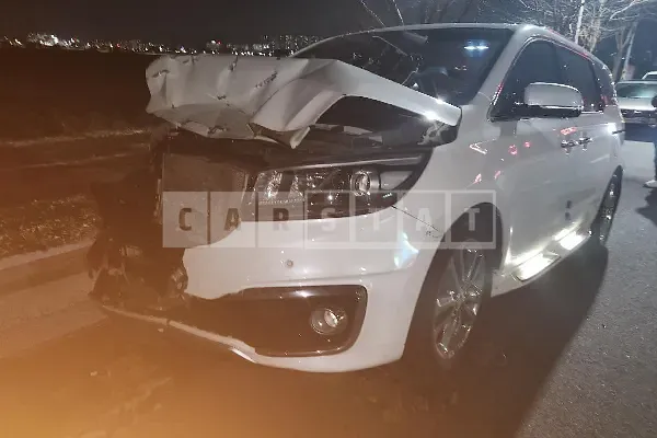 Photo 2 of 3: 2018 Kia Carnival, VIN KNAME811BJS429188 — Korean insurance auction