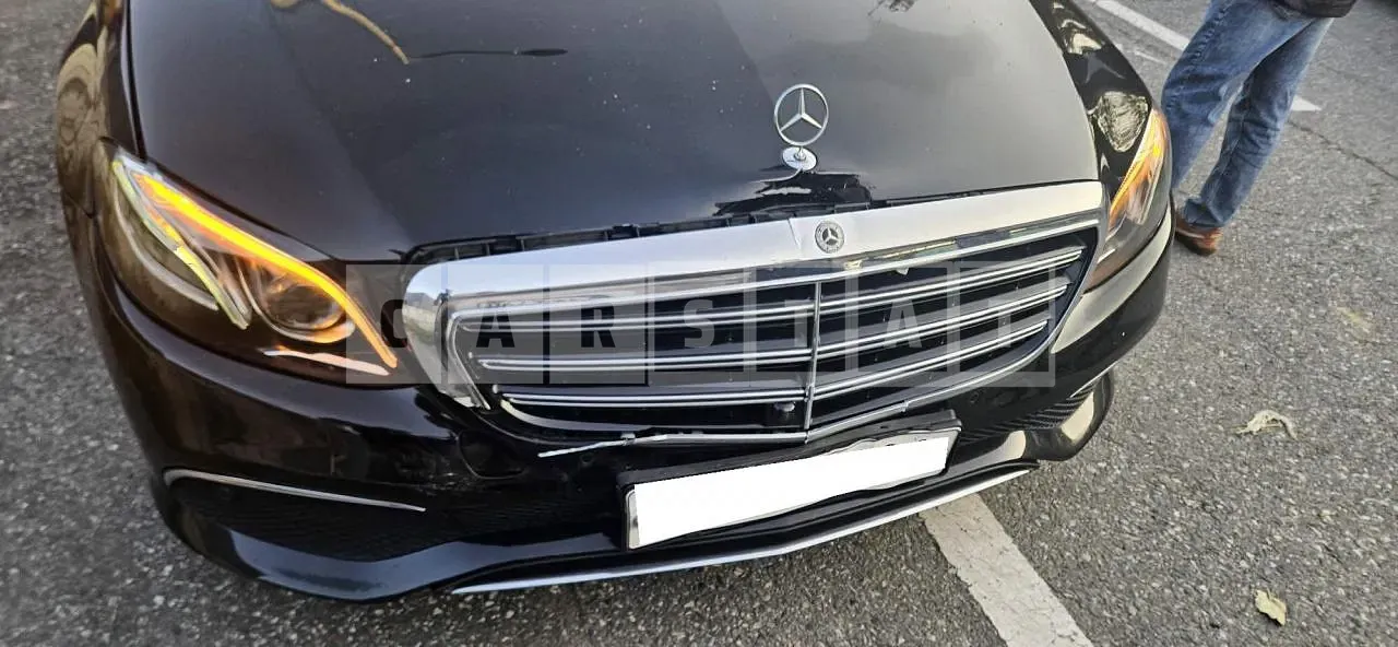 Photo 2 of 16: 2018 Mercedes-Benz E300 4Matic, VIN WDDZF4KB3JA452683 — Korean insurance auction