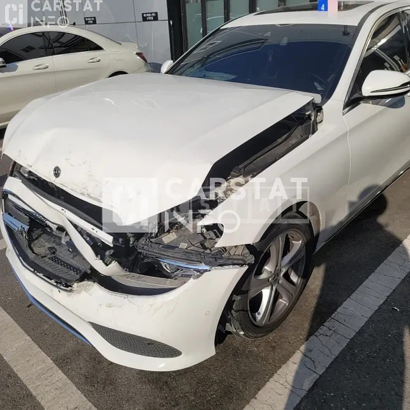 Photo 2 of 9: 2018 Mercedes-Benz E220 d 4Matic, VIN WDDZF0FB4JA467003 — Korean insurance auction