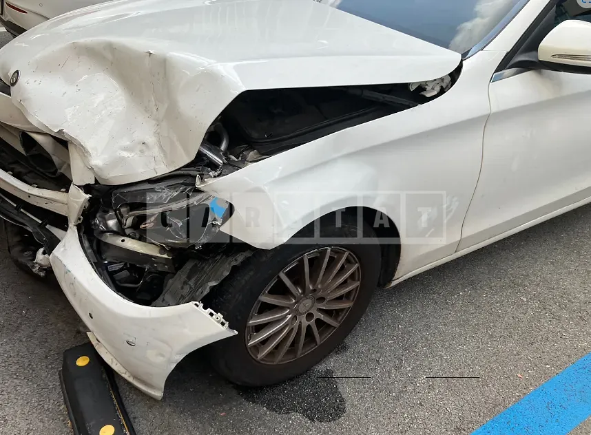 Photo 2 of 7: 2015 Mercedes-Benz C 200 — Korean insurance auction