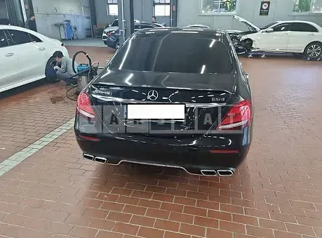 Photo 2 of 14: 2019 Mercedes-Benz E 300, VIN WDDZF4JB4KA545554 — Korean insurance auction