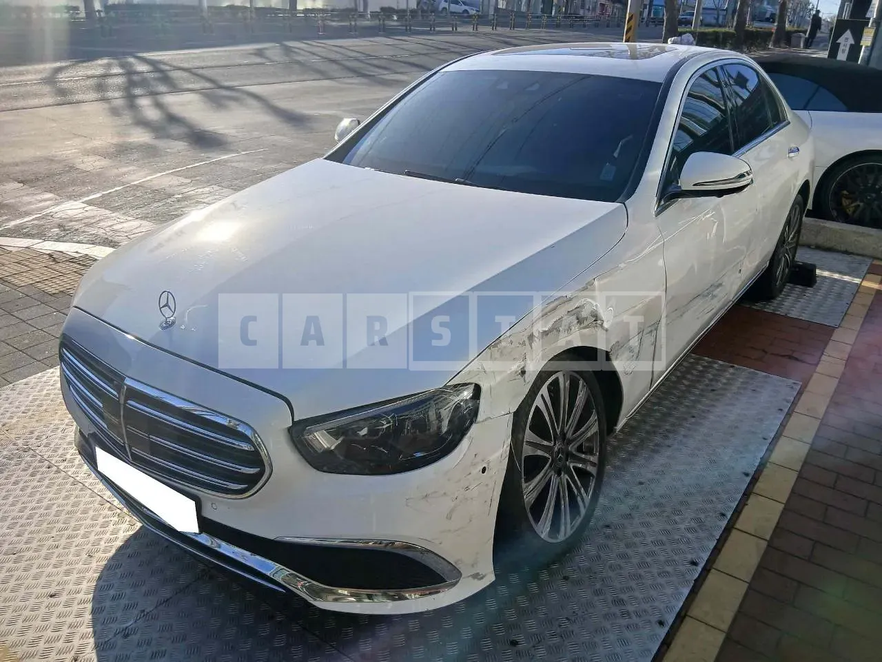 Photo 2 of 72: 2022 Mercedes-Benz E300e, VIN W1KZF5EB3PB099981 — Korean insurance auction