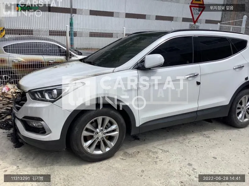 Photo 2 of 13: 2016 Hyundai Santa Fe, VIN KMHSW81UBGU655308 — Korean insurance auction