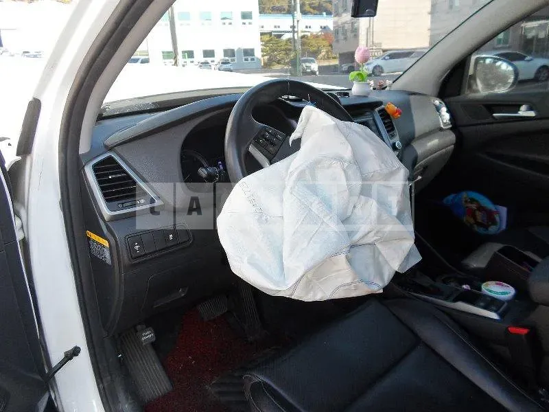 Photo 2 of 22: 2017 Hyundai Tucson, VIN KMHJ3815GHU438188 — Korean insurance auction